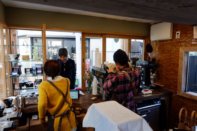 Charlie Luong of ArtisanSmith ordering coffee at onibus coffee nakameguro